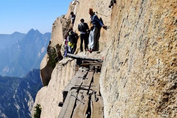 華山棧道男子跳崖，嚇壞旁邊眾多游客(4)