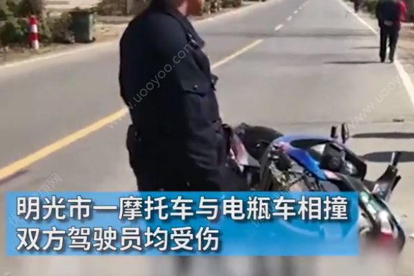 車禍受傷男子路邊打王者榮耀！聲稱打游戲能忘記疼痛！(1)