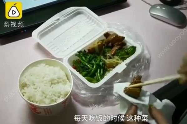 表演系女生吃飯用紙吸油，因為長胖會掛科！(1)