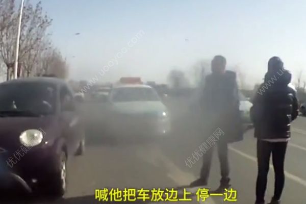 真冤！情侶吵架堵路，3人科目三掛了(3)