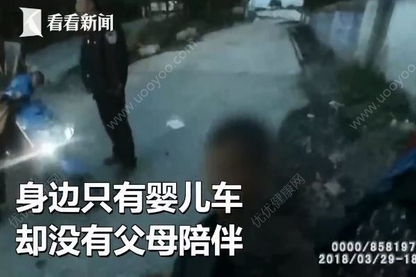 2歲男孩街頭推車“自駕游”，民警找上門父母才知娃丟了(2)