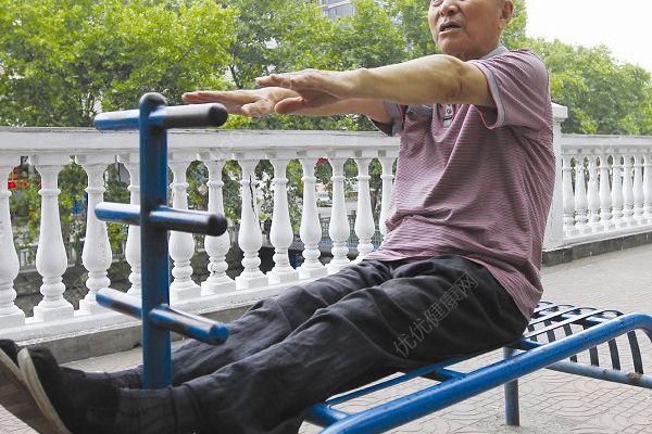 101歲老人每天40個仰臥起坐，老人做仰臥起坐要注意什么(3)