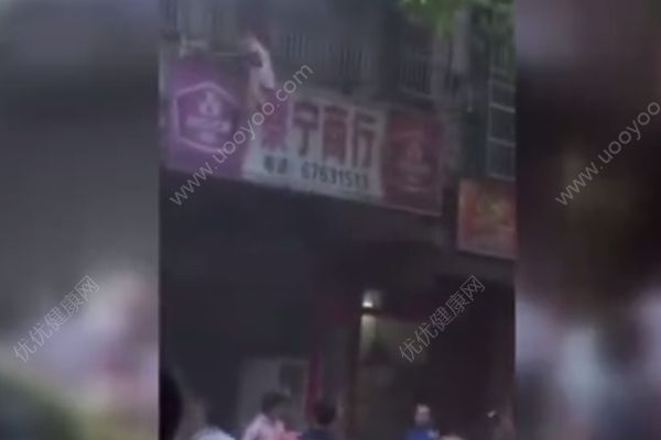 海南澄邁金江一建筑發(fā)生火災(zāi)，眾人搭人肉氣墊接住被困男童(1)