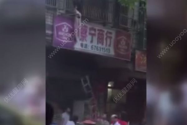 海南澄邁金江一建筑發(fā)生火災(zāi)，眾人搭人肉氣墊接住被困男童(2)