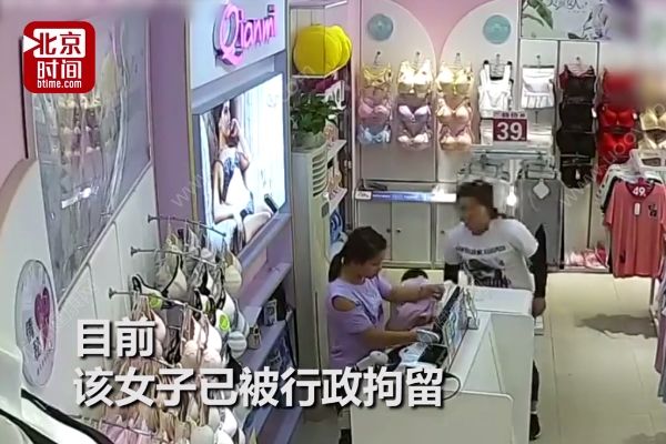 兒子玩店員手機，媽媽趁機將手機藏起來揣走(4)