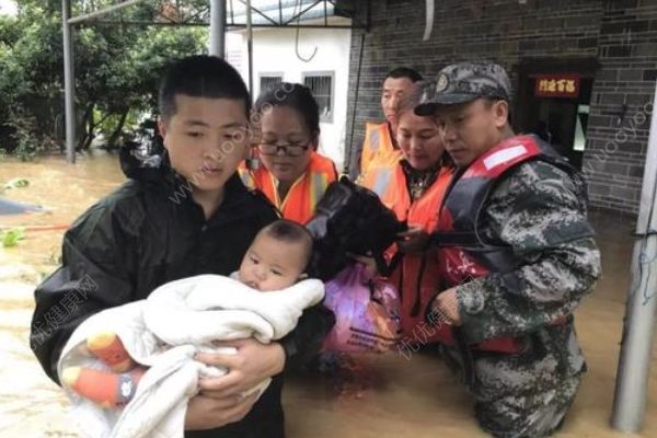 江西吉安多地發生洪災，7個月大嬰兒為消防戰士撐傘(4)