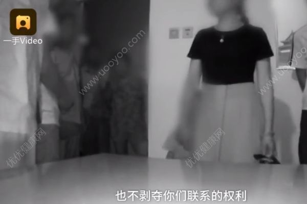 未成年情侶網戀被阻后痛哭，女孩母親勸慰：成年后我會同意的(1)