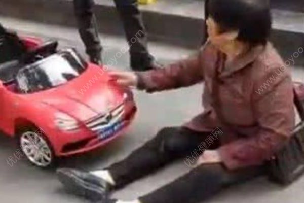 3歲娃騎童車絆倒大媽，算不算交通事故？雙方爭執交警犯難(2)