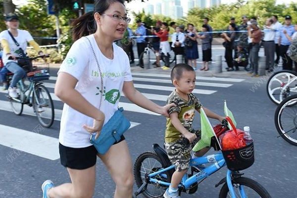 3歲娃騎童車絆倒大媽，算不算交通事故？雙方爭執交警犯難(3)