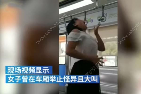 女子輕軌上失控咬傷乘客，跪地舔食血跡(4)