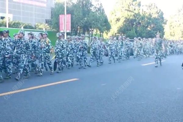 異地戀女友每天為軍訓男友訂西瓜，他卻分給單身室友解暑(2)