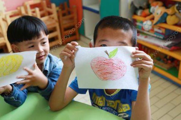 幼兒園內(nèi)男童遭老師“背摔”，園方：當(dāng)事老師解聘(4)