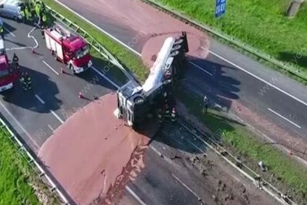 15噸液體巧克力翻車(chē)，吃瓜群眾：這馬路我能舔一年(1)