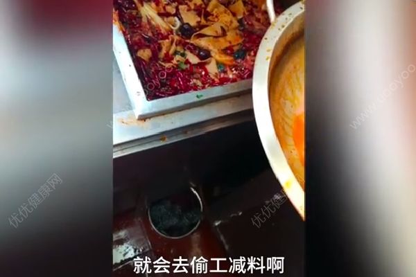 直擊小龍坎老火鍋后廚：“老油”反復用，餐具拖把一起洗！(1)