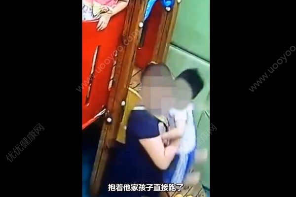 男童被踹下滑梯胳膊折成三截，肇事方家長(zhǎng)抱娃就溜(1)