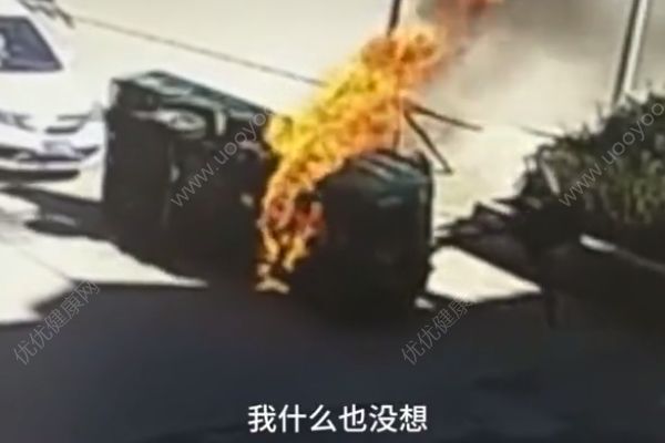 救命4連踹！三輪車側翻起火司機被困，男子踹碎擋風玻璃救人(3)