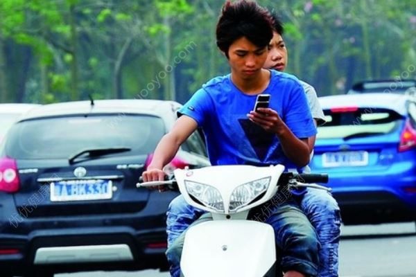 女子騎車看手機追尾前車，倒地翻滾一圈繼續看手機(4)