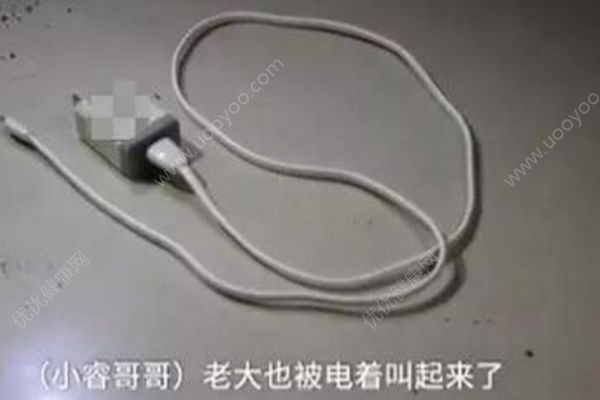 男孩玩手機胸口燒焦身亡，哥哥去拉他也被電擊(1)