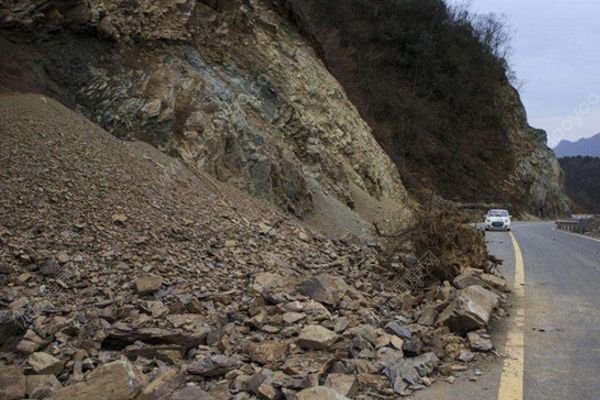 五臺山景區(qū)發(fā)生山體滑坡，道路阻斷無人員傷亡(2)