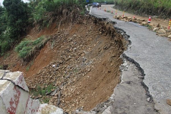 五臺山景區(qū)發(fā)生山體滑坡，道路阻斷無人員傷亡(3)