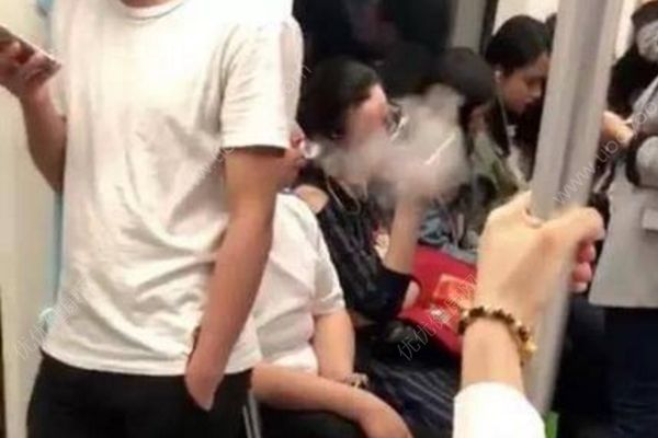 女子北京地鐵內(nèi)抽電子煙，老人制止反被女子辱罵(1)