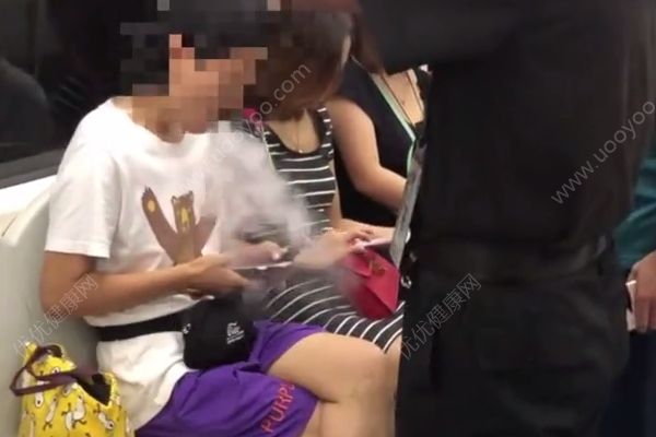 女子北京地鐵內(nèi)抽電子煙，老人制止反被女子辱罵(2)