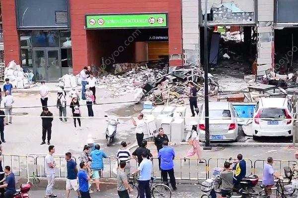 遼寧沈陽一燒烤店爆炸，一女子身亡，店面面目全非(1)