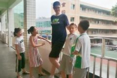 11歲男孩身高已超2.06米，或成為全球最高小學生，小孩增高方法[多圖]