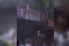 海南澄邁金江一建筑發(fā)生火災，眾人搭人肉氣墊接住被困男童[多圖]