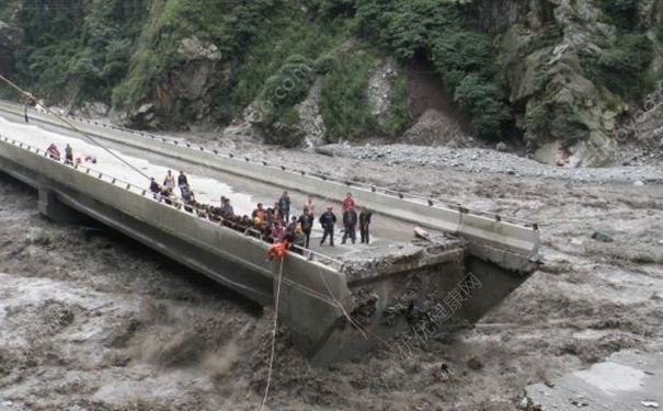 四川茂縣泥石流死傷無數：夏季連續暴雨泥石流發生應該如何逃生？(3)