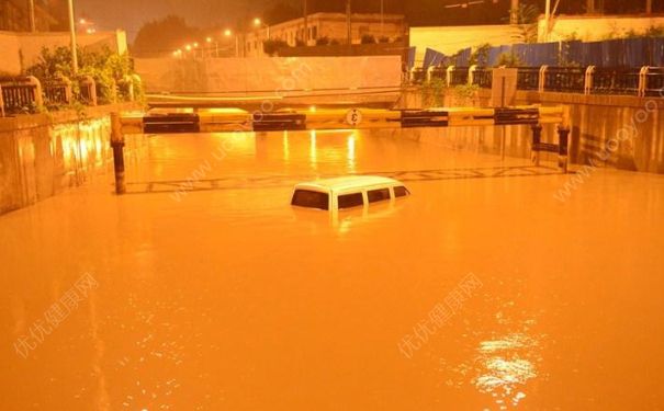 下大雨車被淹了怎么辦？車開到水里怎么自救？(1)