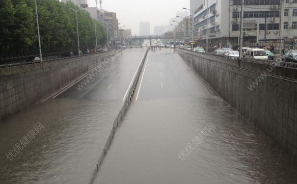 下大雨車被淹了怎么辦？車開到水里怎么自救？(2)