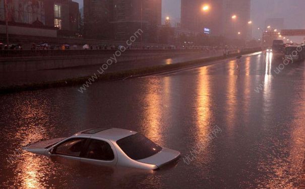 下大雨車被淹了怎么辦？車開到水里怎么自救？(3)