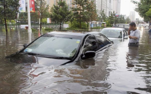 下大雨車被淹了怎么辦？車開到水里怎么自救？(4)