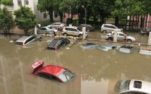 下大雨車被淹了怎么辦？車開到水里怎么自救？(5)