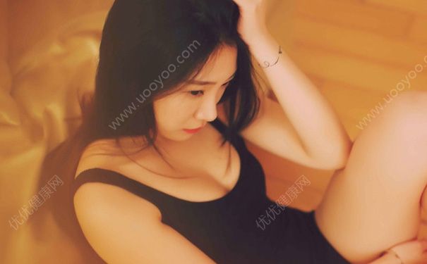 19歲女胸部的白色東西是什么？19歲乳頭有白色分泌物正常嗎？(4)