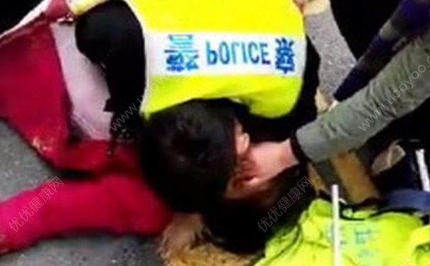 女子街頭倒地猝死，倒地猝死是什么原因造成的？(1)