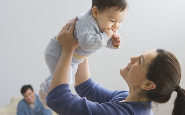 寶寶吃奶咬乳頭是怎么回事？寶寶吃奶咬乳頭怎么辦？(1)