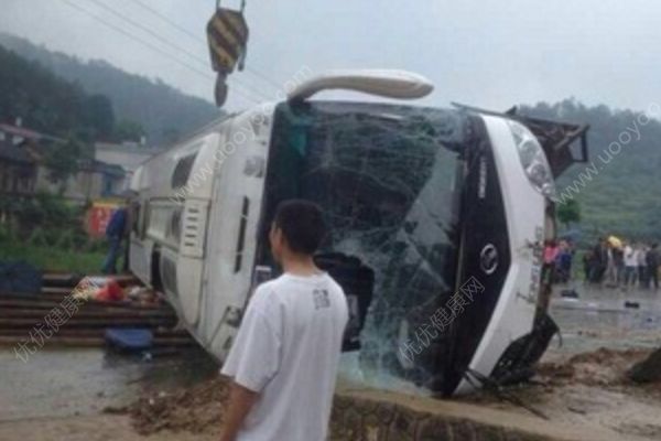 六安市一校車與貨車刮擦后側翻，致17人受傷(4)