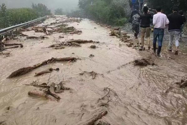 九寨溝山洪泥石流造成道路垮塌，民宅被泥石流沖擊(2)