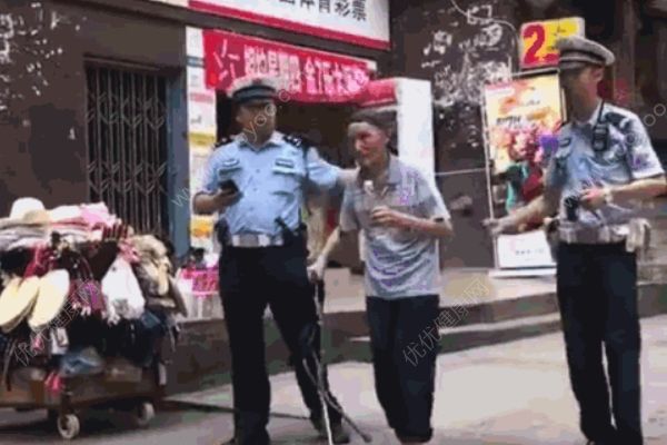 老人中暑摔倒，交警一路打扇護送回家(1)