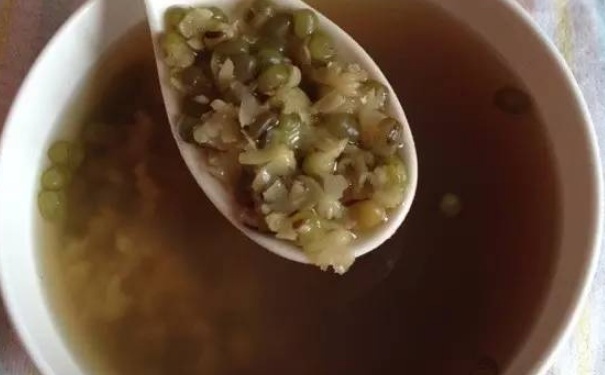 喝了綠豆湯多久能吃藥？為什么喝綠豆湯不能喝藥？(1)