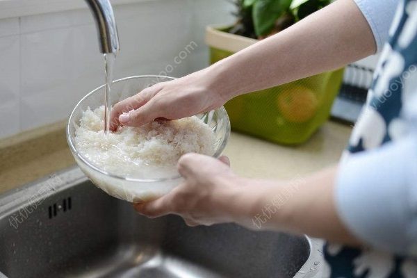 做飯?zhí)悦姿畡e倒掉了，淘米水還有這些使用小竅門！(2)