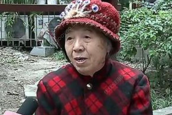 成都現(xiàn)86歲最美包租婆！幫助百余戶白血病家庭！(1)