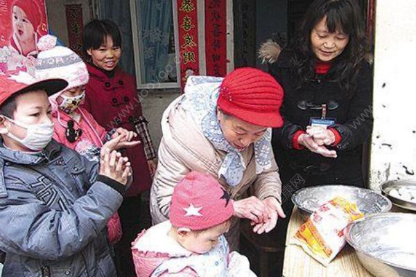 成都現(xiàn)86歲最美包租婆！幫助百余戶白血病家庭！(2)