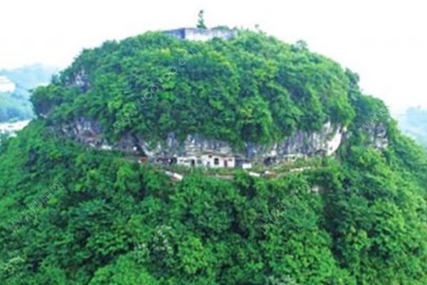 上山開荒意外發現世外桃源！這位老人成為現代版山頂洞人！(1)