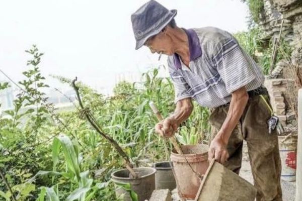 上山開荒意外發現世外桃源！這位老人成為現代版山頂洞人！(3)