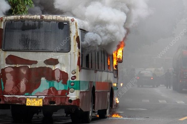 上海公交發生自燃，路遇車輛自燃我們應該如何做？(3)