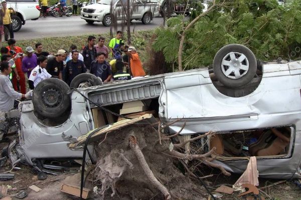 路遇車禍男子鉆進(jìn)車救人，發(fā)生車禍怎么自救？(1)