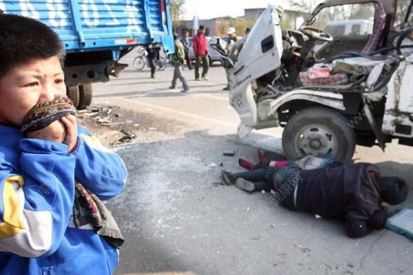 路遇車禍男子鉆進(jìn)車救人，發(fā)生車禍怎么自救？(2)